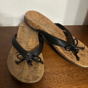 Vionic Cassie Rock thong sandals with a black bow accent and cork-patterned 9